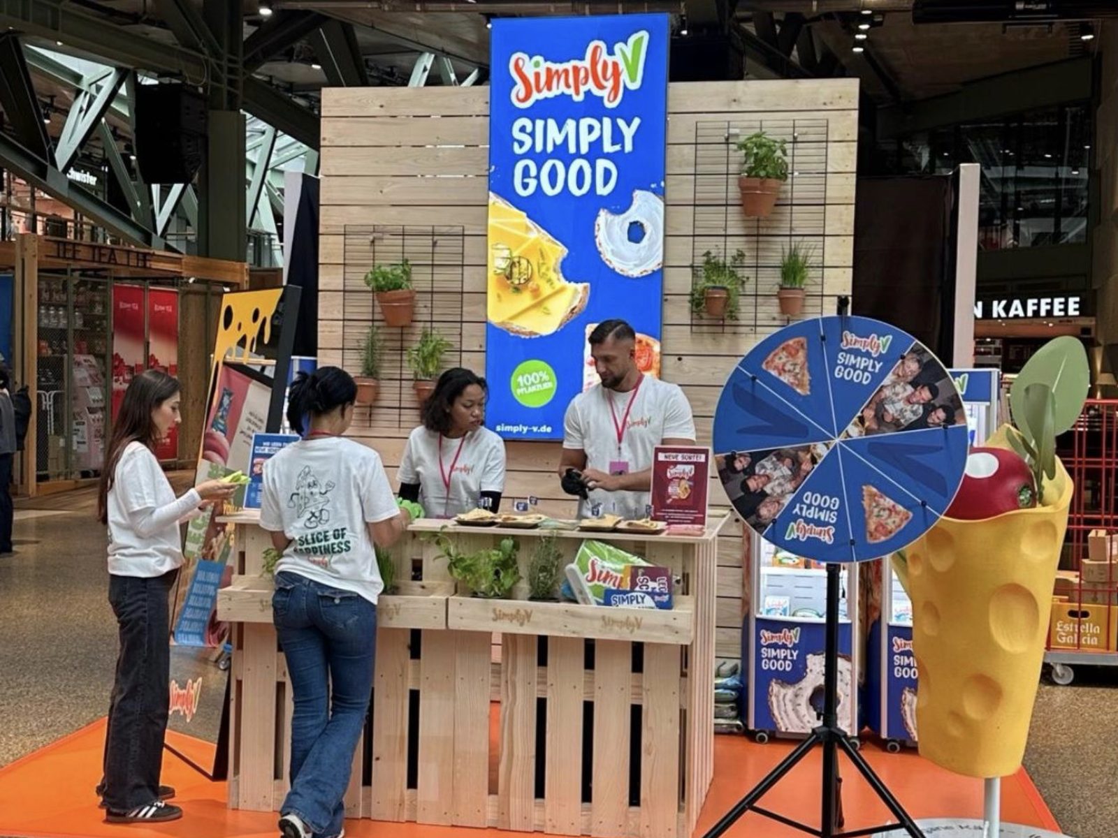 Promotionstand mit Theke aus Paletten, Rückwand, Glücksrad und Team vor Ort